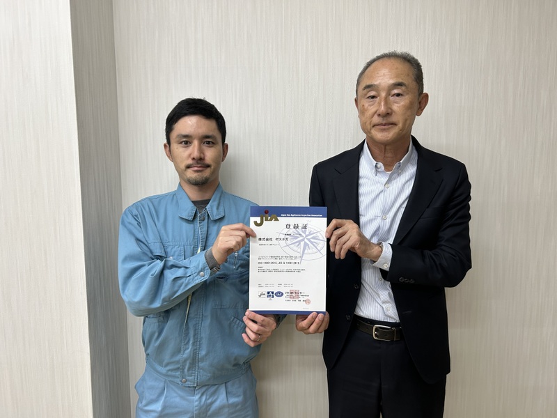 ヤスナガ新規EMS　左安永翔太さん右安永社長